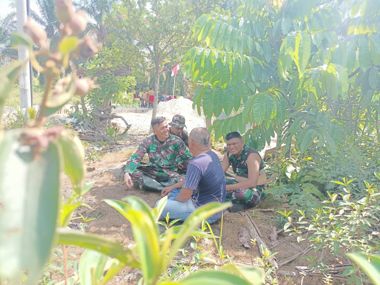 Canda Tawa Satgas TNI dan Warga di Lokasi TMMD</a>