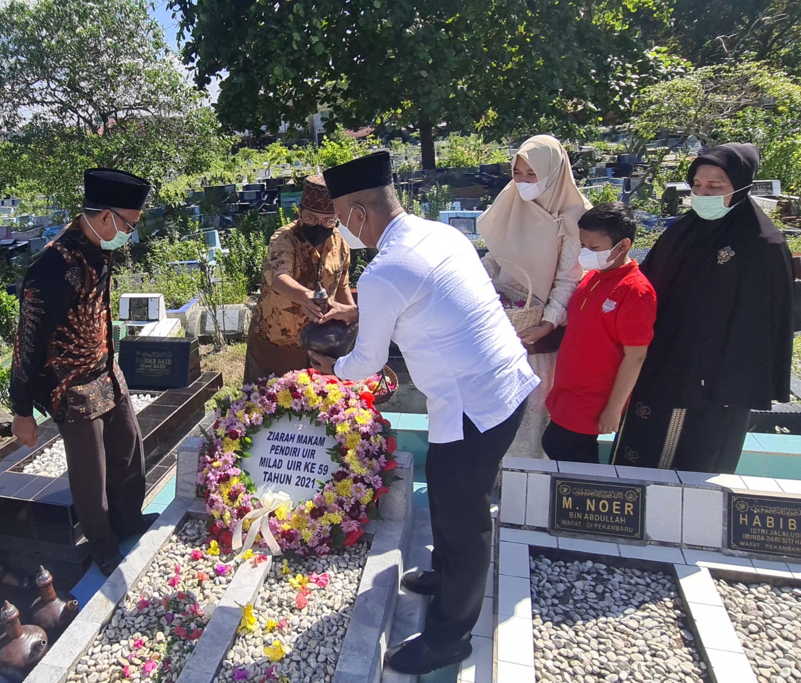 Milad UIR ke-59, Rektor Syafrinaldi Bersaama Rombongan Ziarahi Makam Pendiri Guru Besar UIR</a>